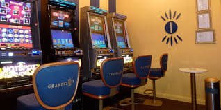 ii789 Live Baccarat Dealer ကာဒ်ချနေသည့်မြင်ကွင်း